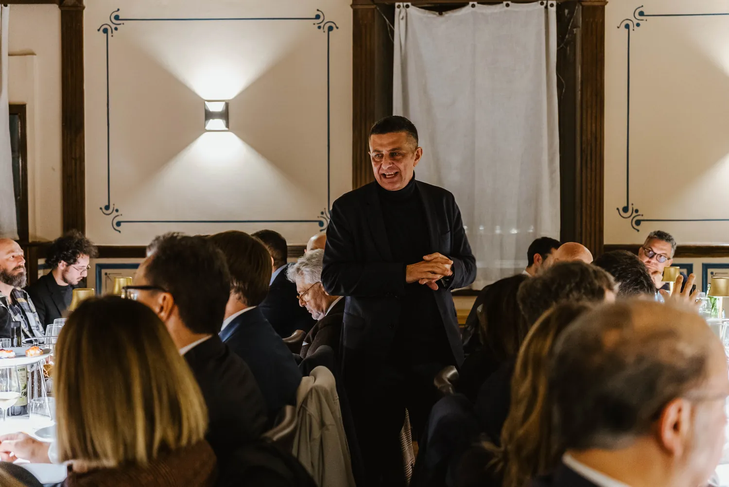 Giancarlo De Leonardo mentre parla a una tavolata di ristoratori e albergatori